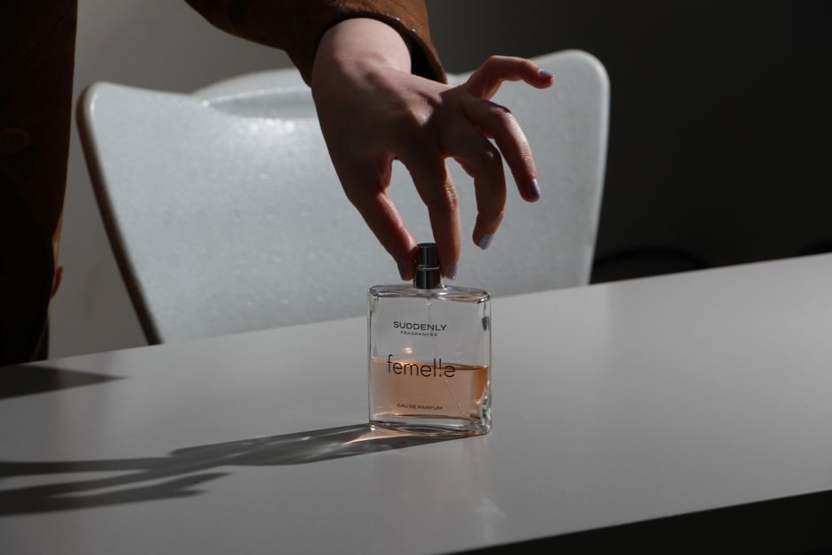 Esperienza digitale profumi di lusso minimalista